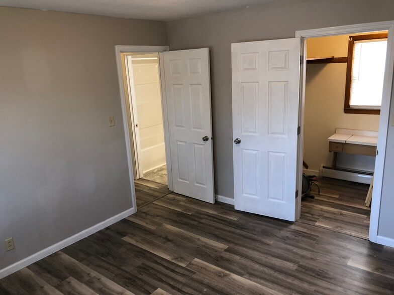 Bedroom w/Walk-in Closet - 916 Lennox St