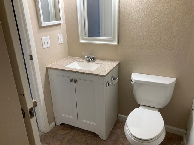 Building Photo - Beautifully Renovated 2-Bed, 2-Bath Condo ...