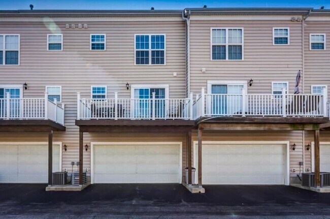 Building Photo - 3 Bed Updated Condo