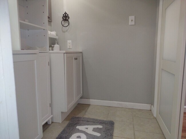 Building Photo - Beautifully renovated 4 bed 5 bath condo with a private back yard