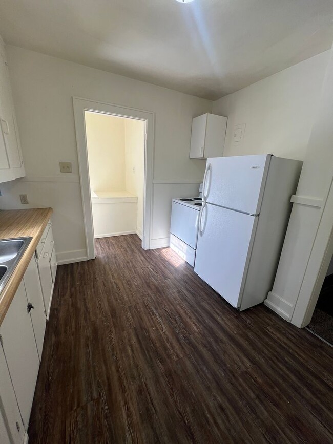 Building Photo - 445-447 S Main St