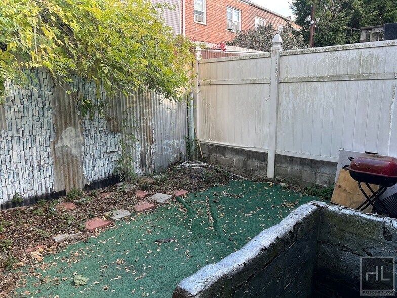 Building Photo - 3BR 1BA Sunny Corner Duplex w/ backyard