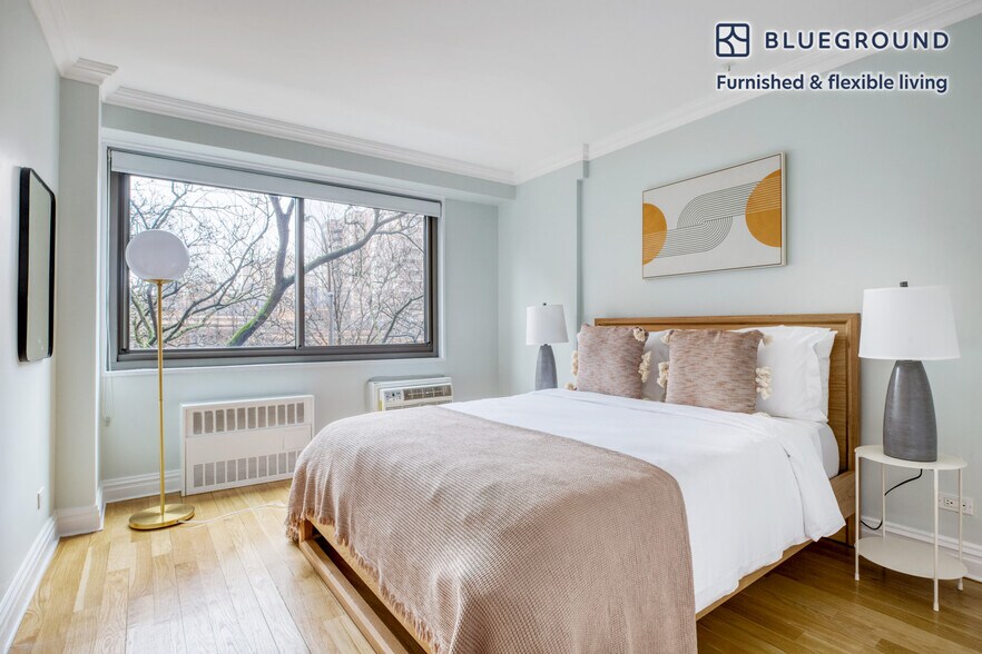 Building Photo - 160 W 97th St