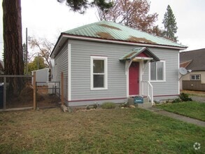 Building Photo - Cute Home in Sandpoint