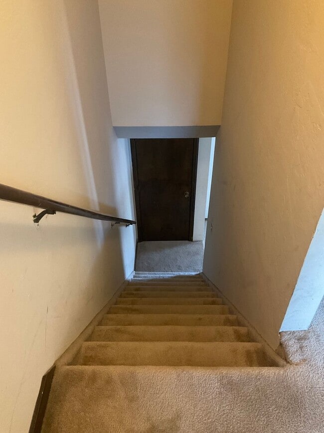 Building Photo - 405 E Poos Dr