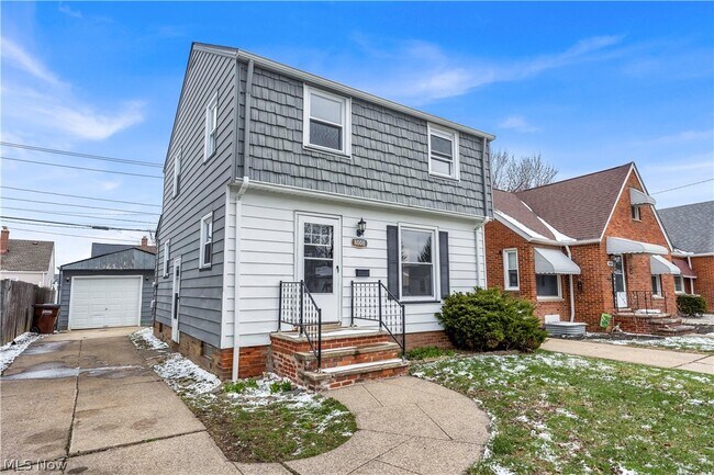 Building Photo - 8008 Pelham Dr