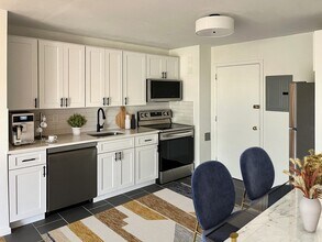 Building Photo - 880 E 4th St