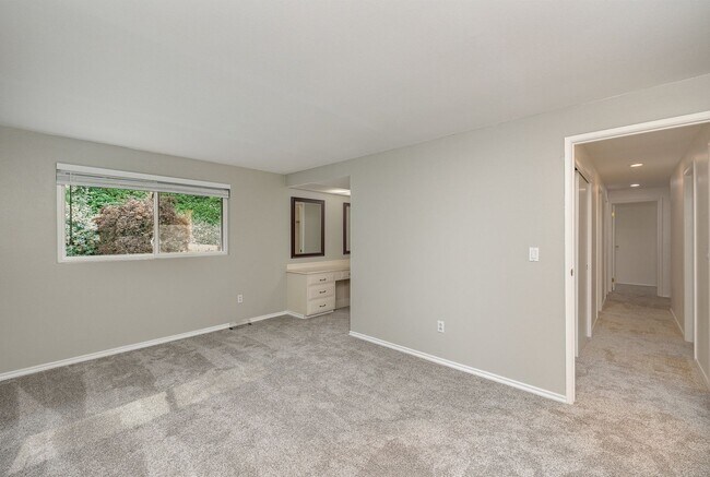 Building Photo - 4Bd/2.5Ba Bellevue House