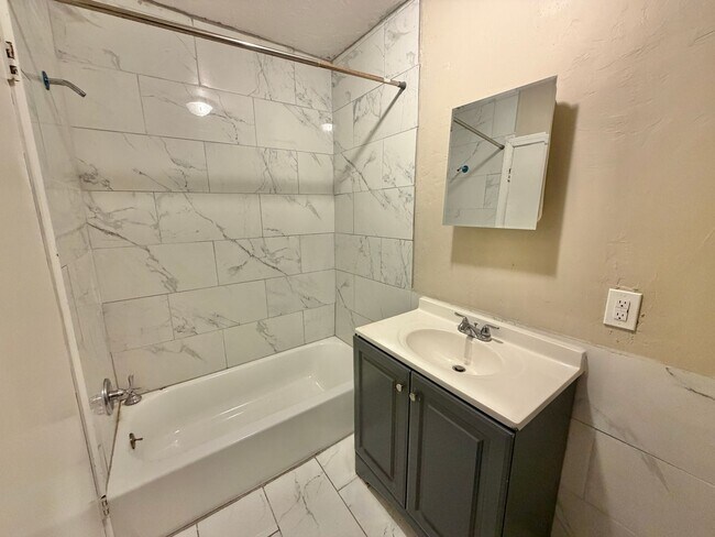 Building Photo - 2 bed cute home