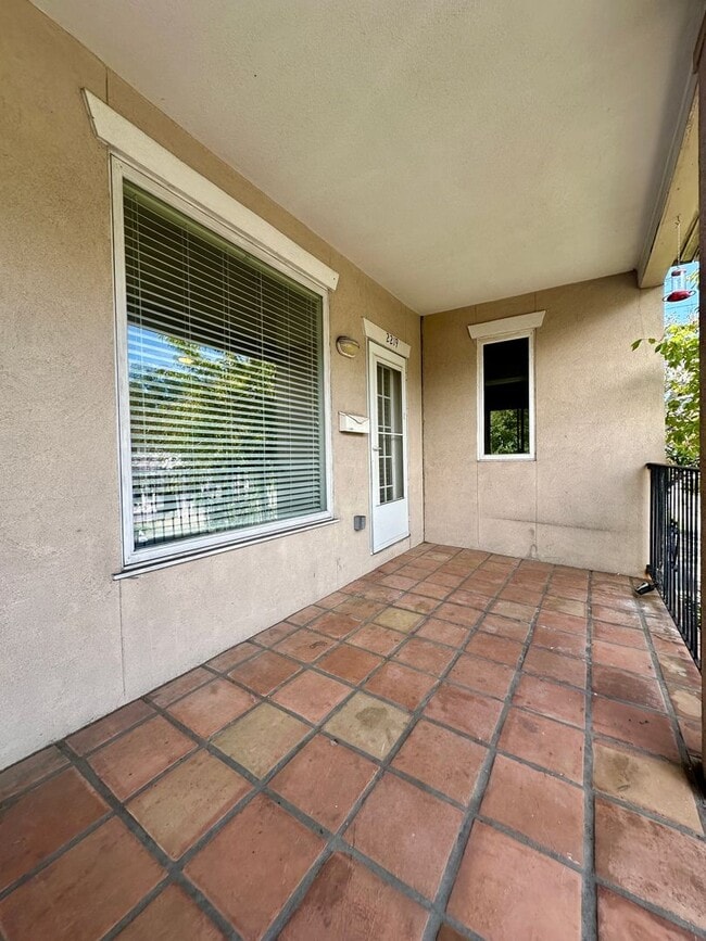 Building Photo - 3 BED | 2 BATH | GATED BACKYARD | THOMAS S...