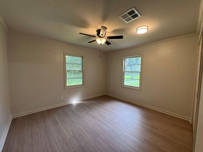 Building Photo - 616 E 11th St