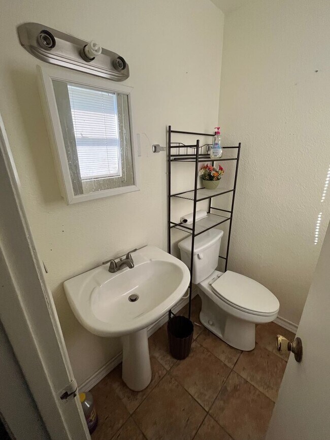 Building Photo - 3 bedroom 1.5 bathroom!