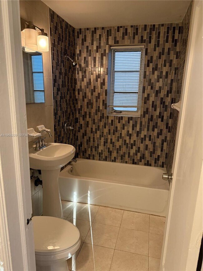 Building Photo - 23 Majorca Ave