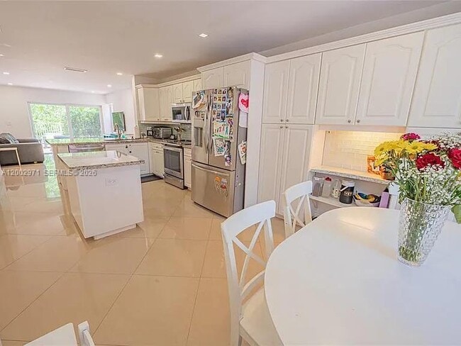 Building Photo - 1135 W Lake St