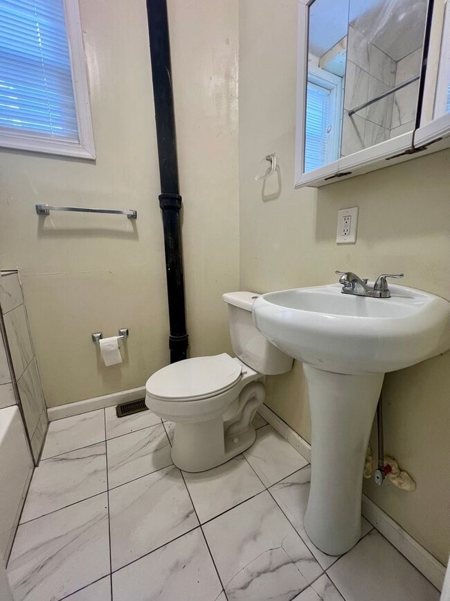 Building Photo - Gorgeous 3-Bedroom Townhome in Elmwood Park! Available NOW!