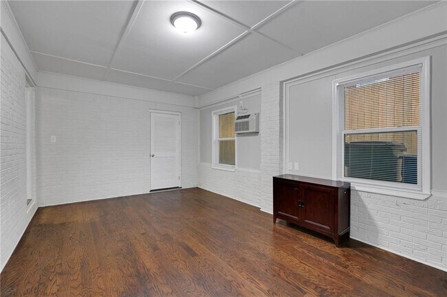 Building Photo - 2710 Dresden Dr