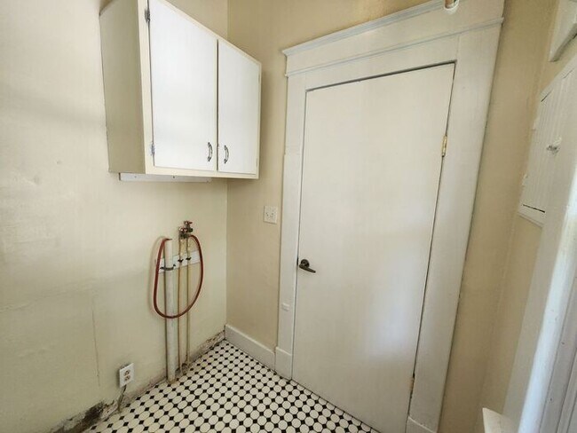 Building Photo - Save $1000 OFF Move-In Costs When You Sign By 05/31 !!