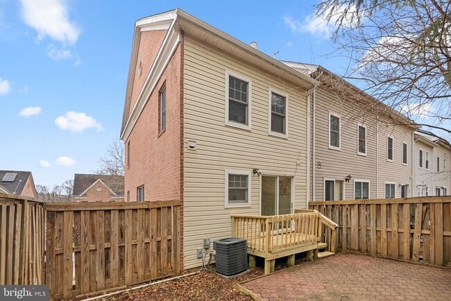 Building Photo - 842 Hr Dr SE