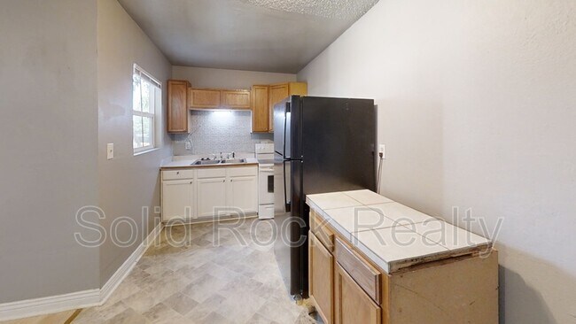 Building Photo - 714 E 3rd St