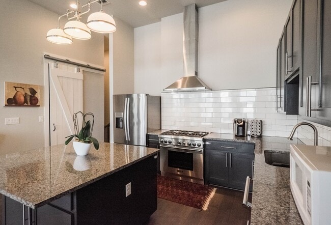 Building Photo - 2/2/1 Condo in Town Creek / Walk to Dos Rios / Fridge, Washer & Dryer Included / Balcony / NBISD