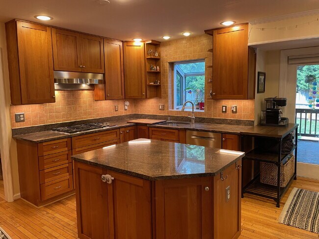 Building Photo - A Perfect Blend of Comfort and Convenience