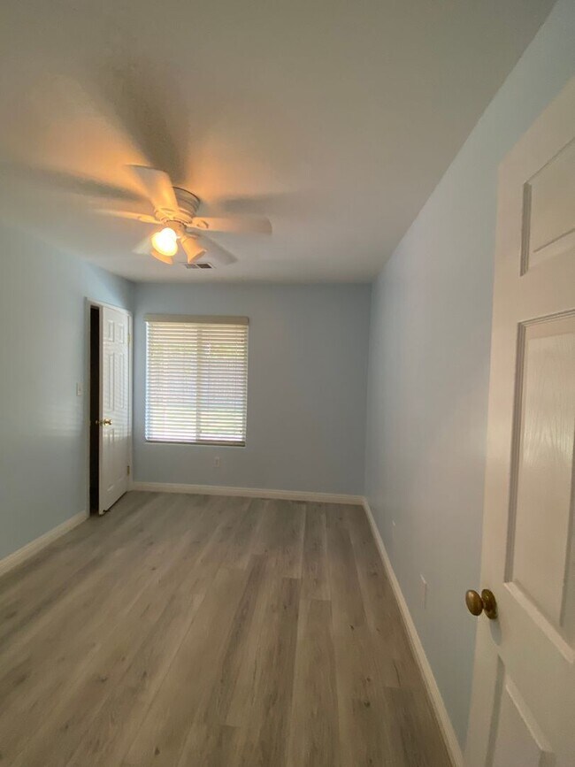 Building Photo - Adorable Home in NW Bakersfield