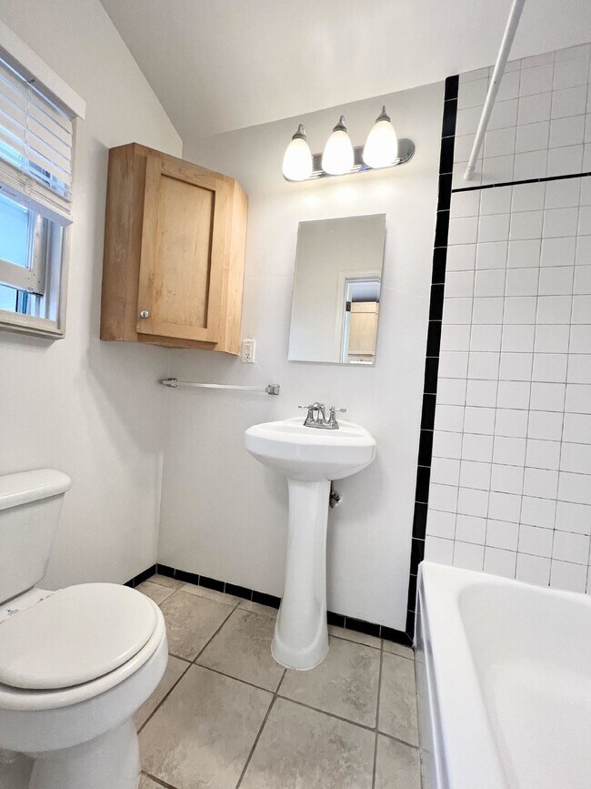 Building Photo - !!! OPEN HOUSE !!! - Wednesday 4/1 - 2:00pm to 6:00pm