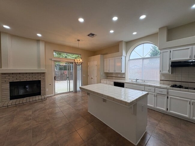 Building Photo - 3 bdrm + den in Woodcreek Oaks