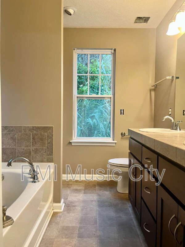 Building Photo - 225 Hickory Dr