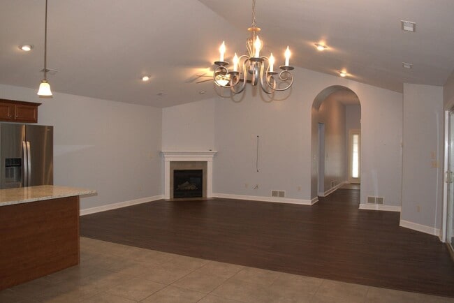 Building Photo - Large 2 Bed 2 Bath House With Lawncare Provided!