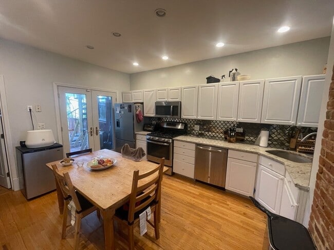 Building Photo - 121 G St