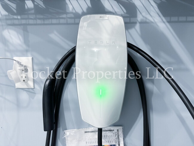 Building Photo - 577 W Norwich St