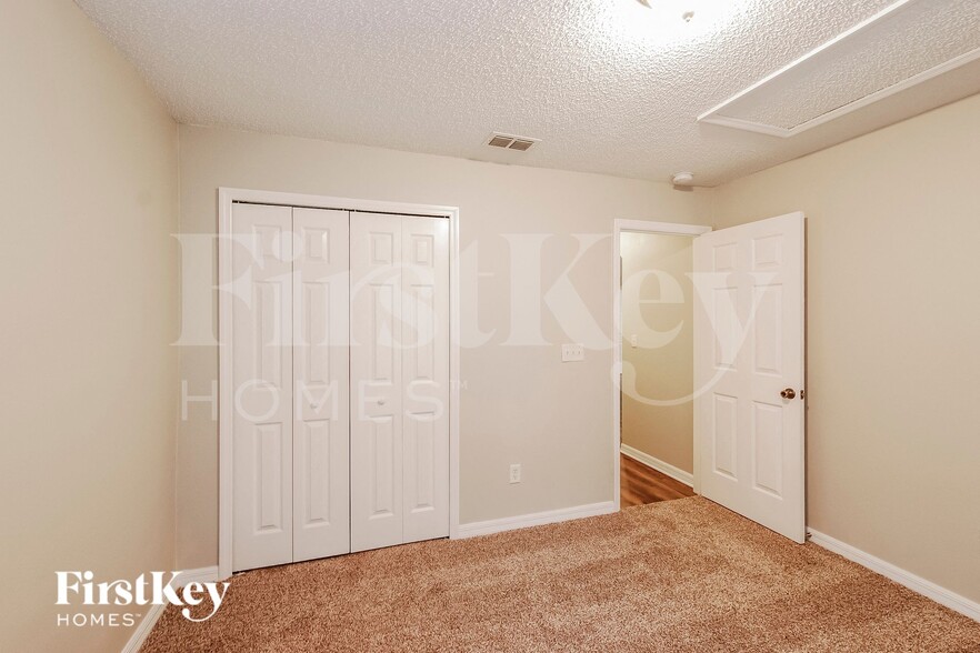 Building Photo - 15 Rymen Ln