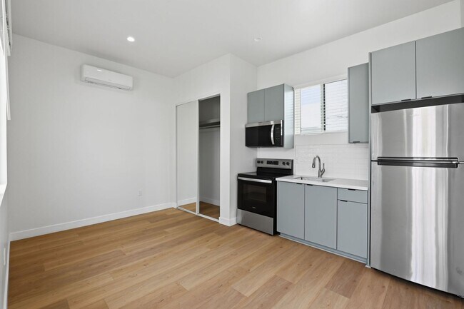 Building Photo - 2735 Broadway-8