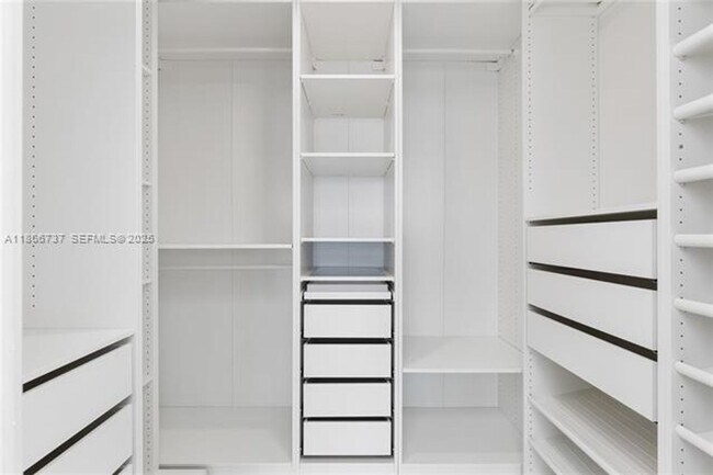 Building Photo - 700 NE 24th St