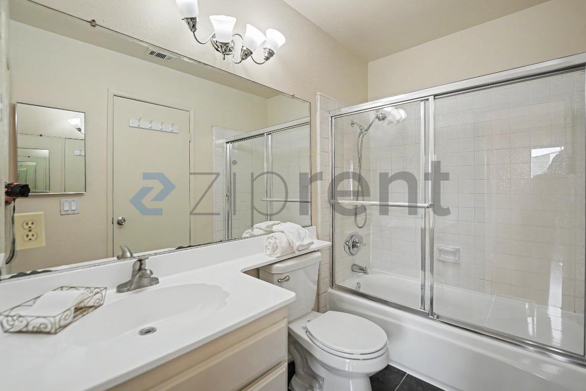 Building Photo - Unit 3