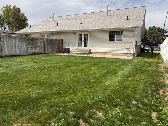 Building Photo - Welcome to this Two-Bedroom Duplex in Santaquin, UT