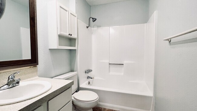 Building Photo - 60% Agent Commission Offered!!!: Great Dup...