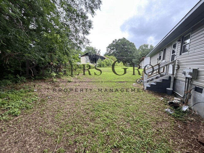 Building Photo - #450 - 807-809 Hughes St Duplex