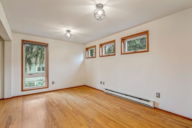 Building Photo - Large 2 Bedroom in Queen Anne * Utilities/ Parking Included*