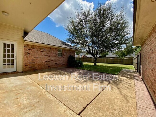 Building Photo - 2015 Regent Cir