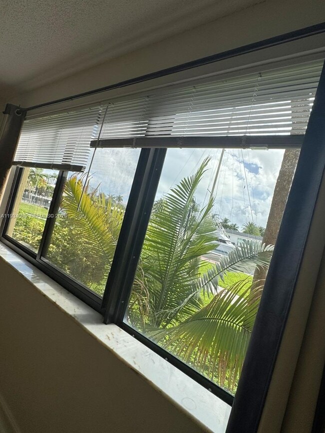 Building Photo - 301 Golden Isles Dr