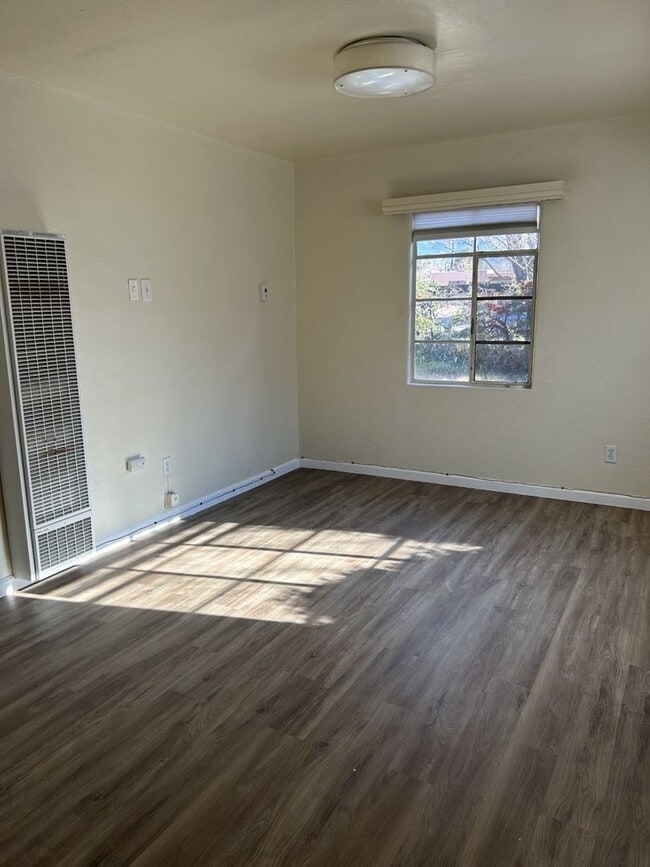 Building Photo - 537 Valencia Dr SE