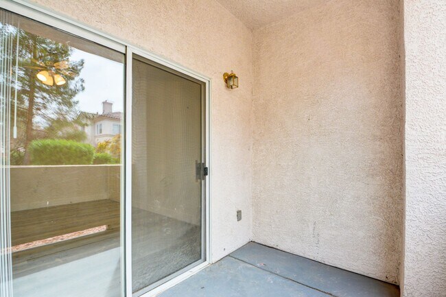 Building Photo - UPGRADED 2 BEDROOM CONDO!