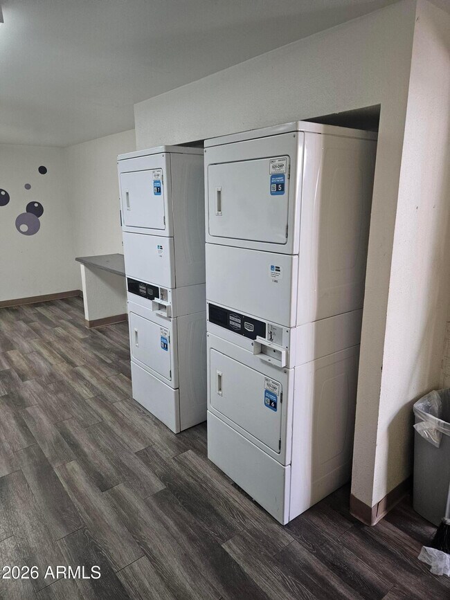 Building Photo - 521 E Bethany Home Rd