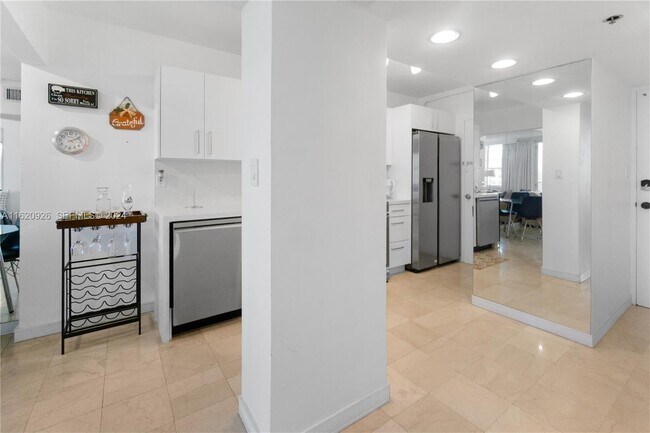 Building Photo - 100 Lincoln Rd