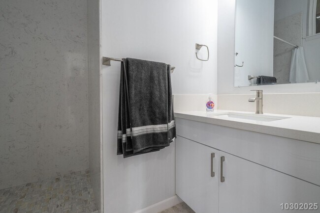 Building Photo - West Side Paradise – Stunning Fully Furnished 3-Bed, 2-Bath Upstairs Unit