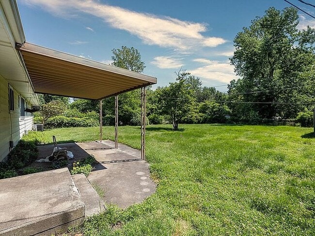 Building Photo - Beautiful 3 bedroom 2 bath charmer… Waitin...