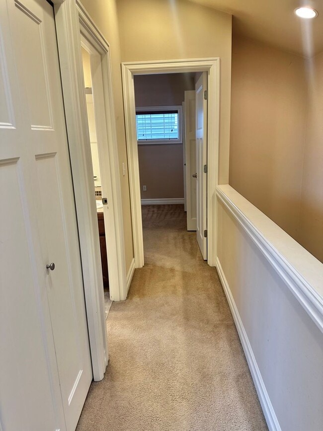 Building Photo - Beautiful 3 bed/2.5 bath townhome in North...