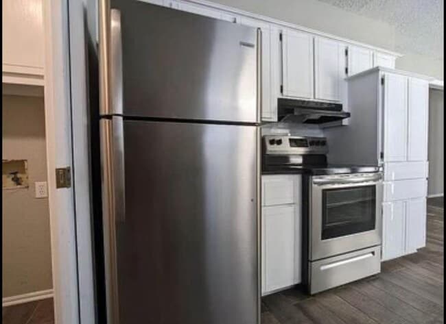 Building Photo - 413 Midland Dr